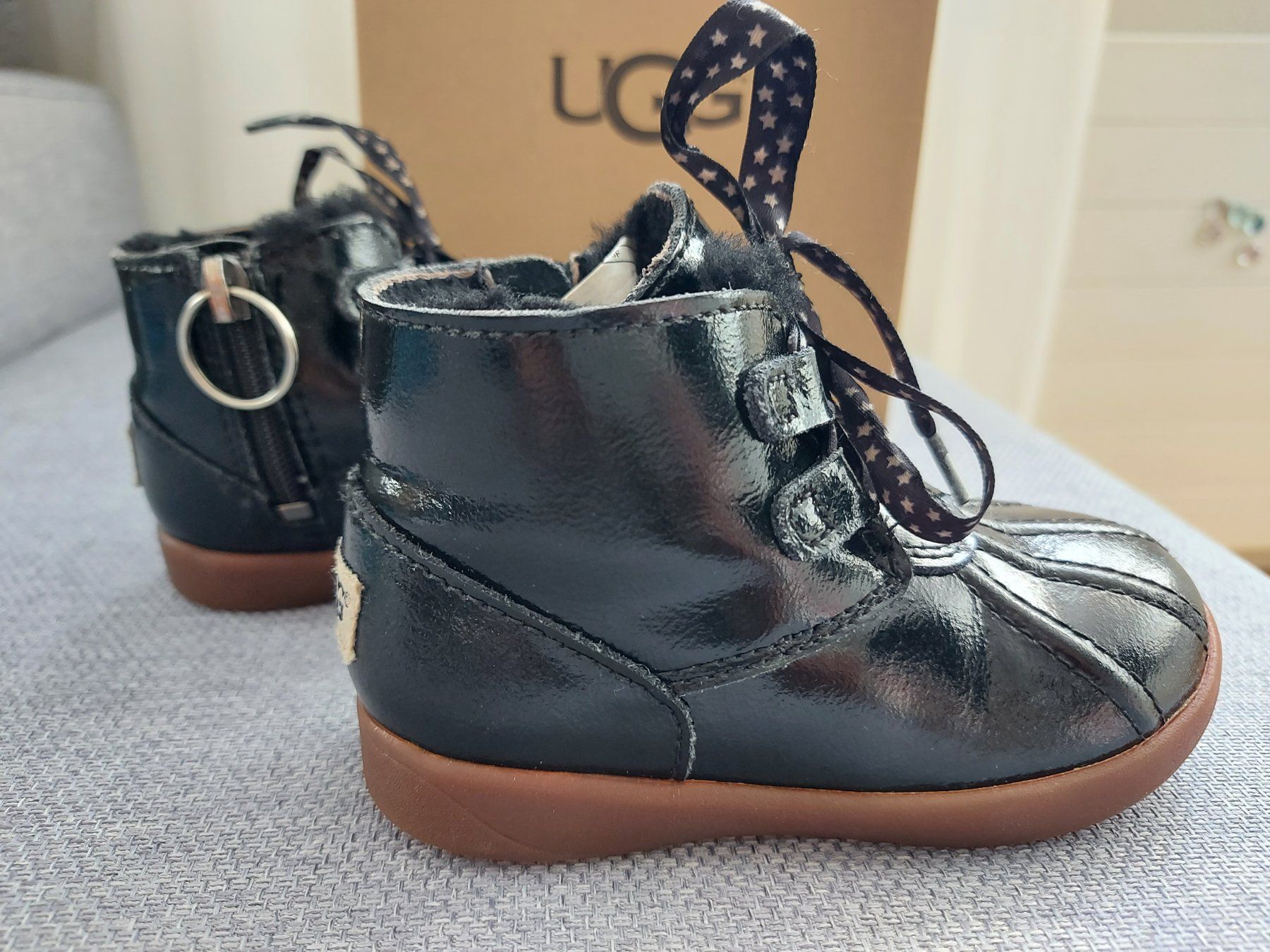 Ugg Schuhe für Mädchen: Schwarze UGG Halbschuhe Gr. 23½ / 23.5 – Gebraucht aus Flims Dorf von Truemorish 3