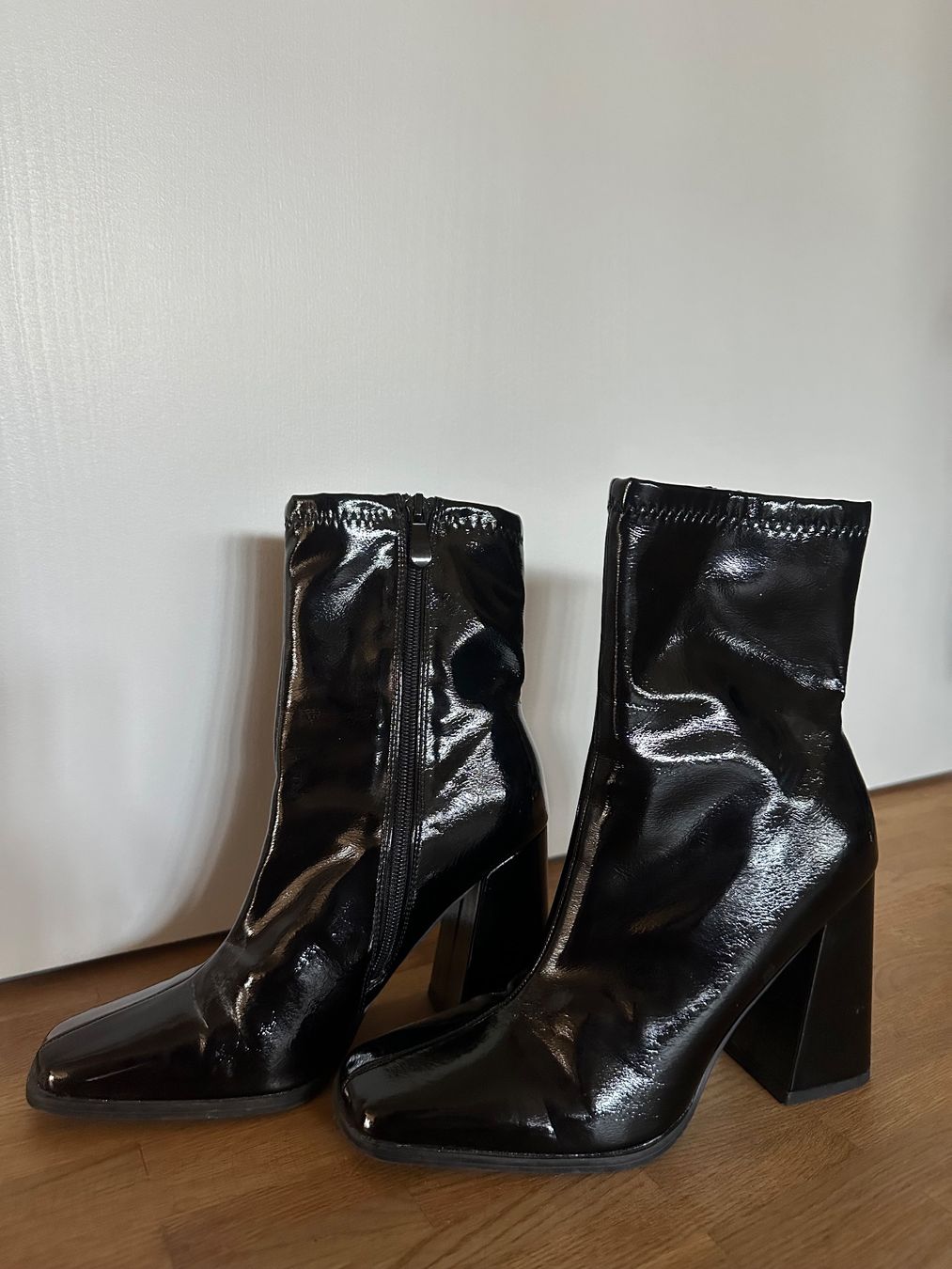 Chaussures femmes: Stiefeletten schwarz Lack – D'occasion à Aarau par anouk.bruderer 2