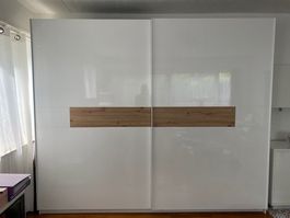 Kleiderschrank mit Schiebetüren, sehr praktisch und geräumig