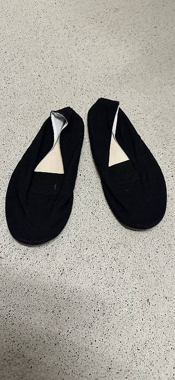 Scarpe per ragazzi: Schwarze Turnschläppli Gr 31  – Usato da Münchenstein venduto da Peke_