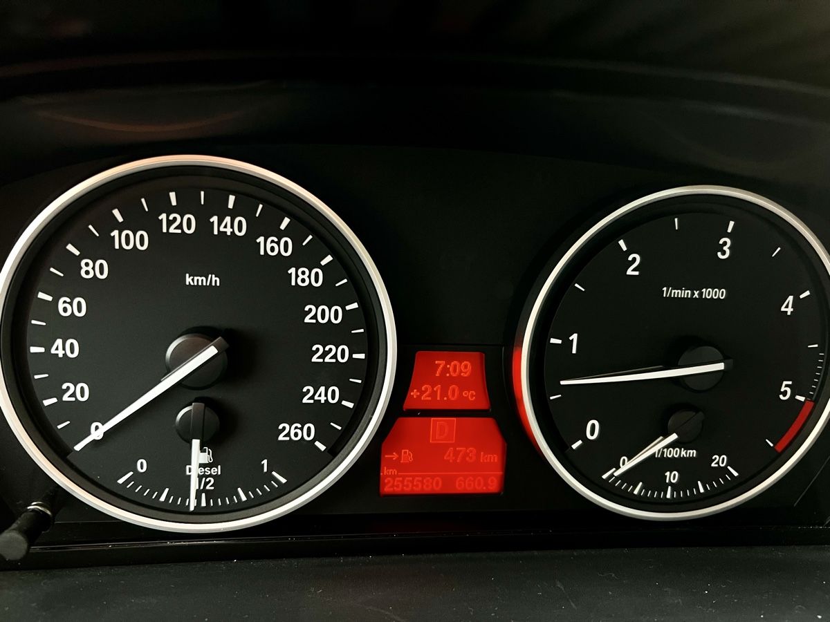 BMW Automobili: BMW 525d Limousine schwarz – Usato da Zürich venduto da Nopipo 9