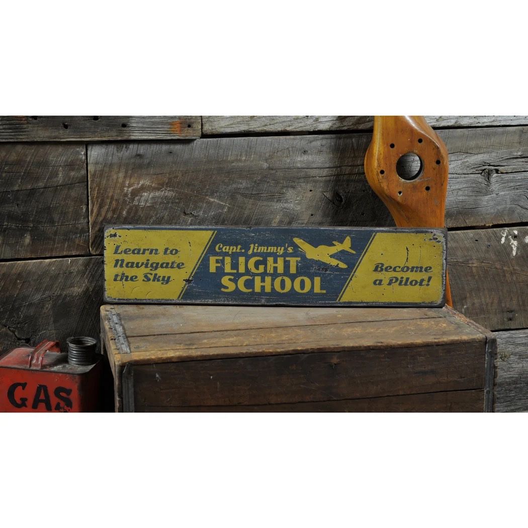 Toutes les décorations: Flight School Rustic Wood Sign – Neuf avec emballage d'origine à Muttenz par Fantom03