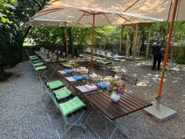 Gartentisch und Stühlen