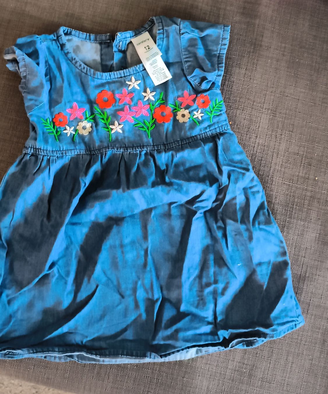 Vestiti & Gonne: Süsses Jeanskleid mit Blumenmuster, Grösse 12 Monate – Nuovo (secondo la descrizione) da Aarwangen venduto da Byv7