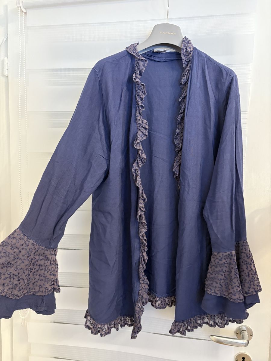 Camicette: Viskose Bluse in Dunkelblau mit Spitzenbesatz – Usato da Basel venduto da lolushka
