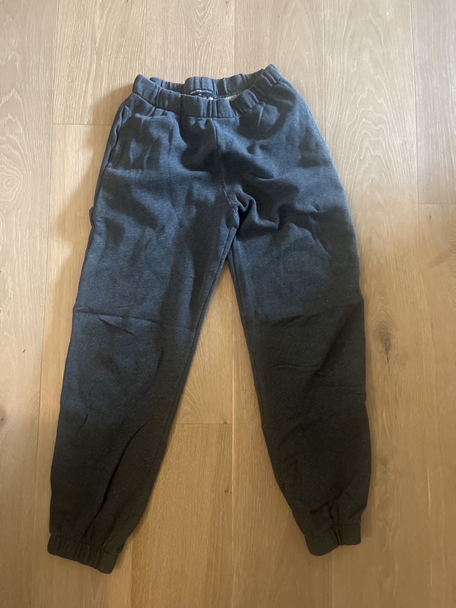 Brandy Melville Pantaloni: Brandy Melville Jogginghose dunkel grau – Usato da Zürich venduto da Zhau.53 1
