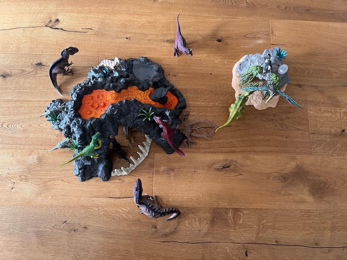 Schleich Giocattoli: Schleich Set 14 Dinosaurier mit Vulkanlandschaft – Usato da Reinach BL venduto da Tsausr