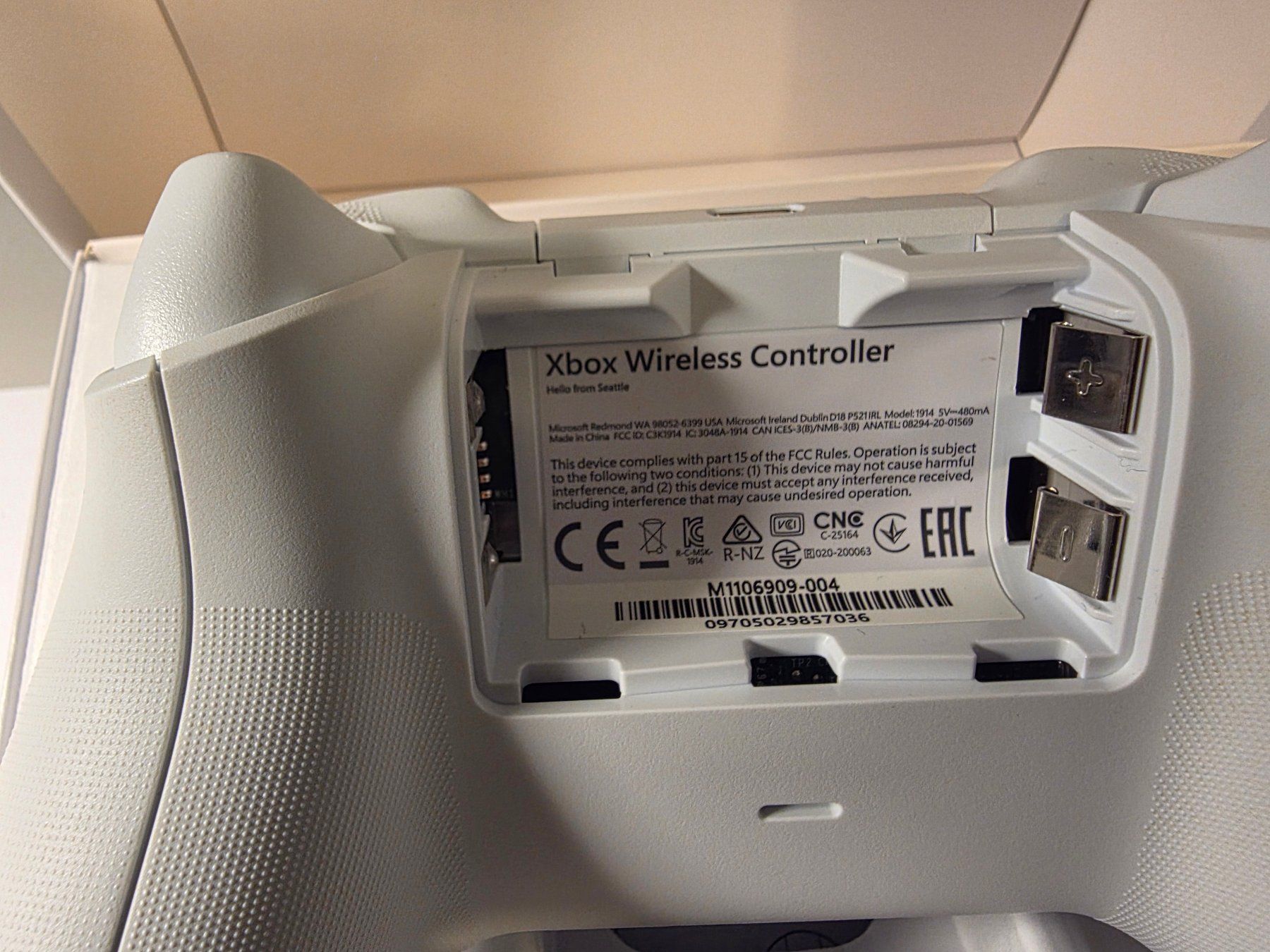 Microsoft Controller: XBOX Wireless Controller Robot White – Nuovo (secondo la descrizione) da Mörigen venduto da Gadgeteer 4