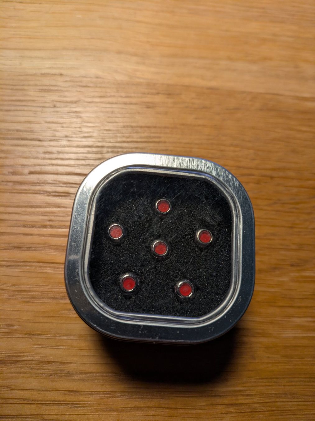 Martin & Co. Musikinstrumente: Martin Liquidmetal Bridge Pin Set Red Dot Chrome Luxe – Gebraucht aus Bern von fritzwurlitzer 2