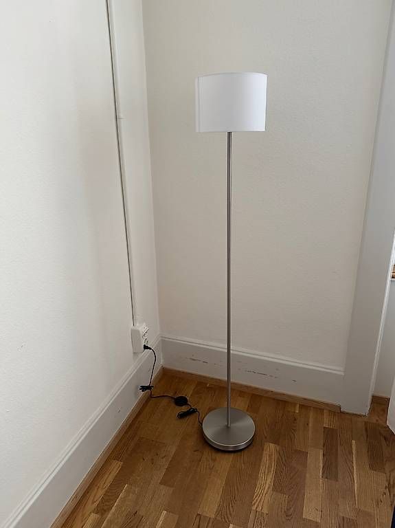 Lampade: Stehlampe mit kleinem Lampenschirm – Usato da Bern venduto da figureskater 1