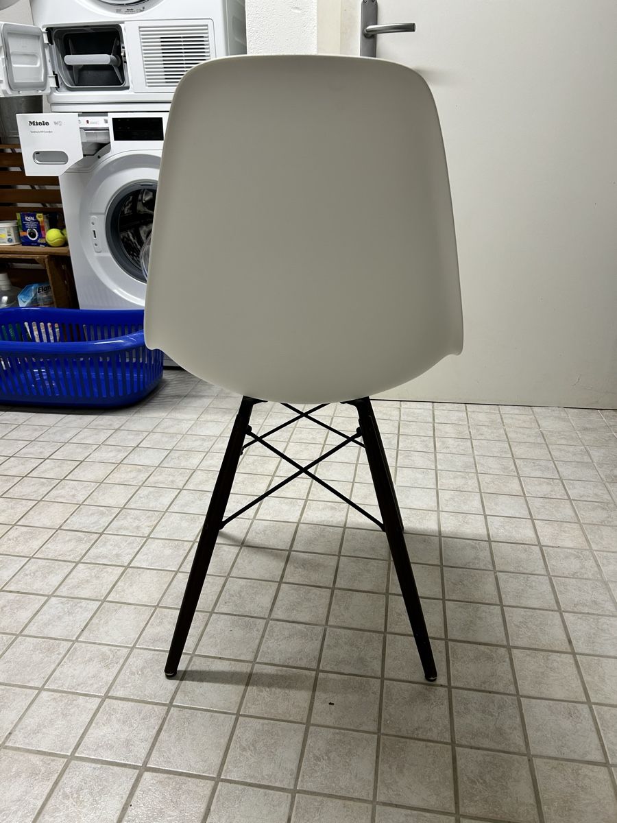 Vitra Stühle: 3x Originale Vitra Eames Plastic Chair – Gebraucht aus Lyss von zbi_6xbx 2