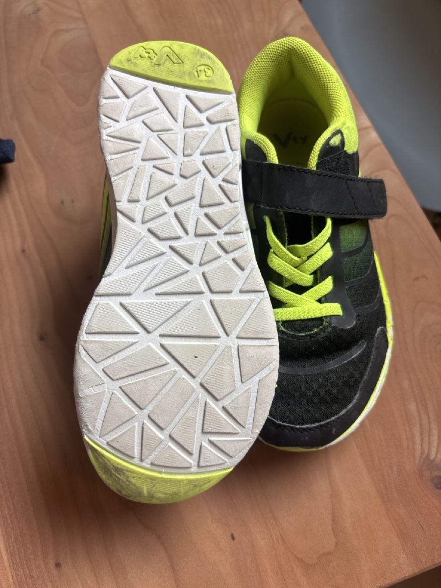 Schuhe für Jungen: Hallenturnschuhe – Gebraucht aus Birmensdorf ZH von Aless5 1