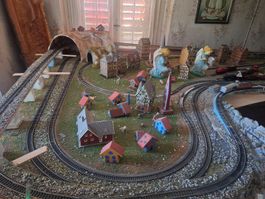Eisenbahn elektrisch mit vielen Figuren