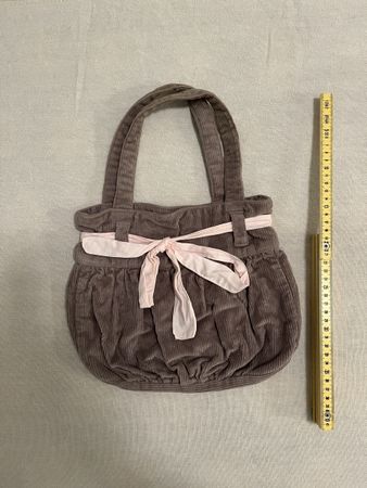 Borsa Brandy Melville a coste con fiocco grigio e rosa.