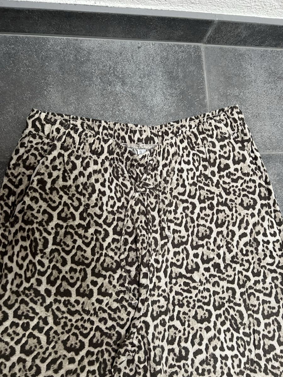 Stradivarius Pantaloni: Stradivarius Hose mit Leo Print Grösse S – Usato da Wettswil venduto da alstel24 1