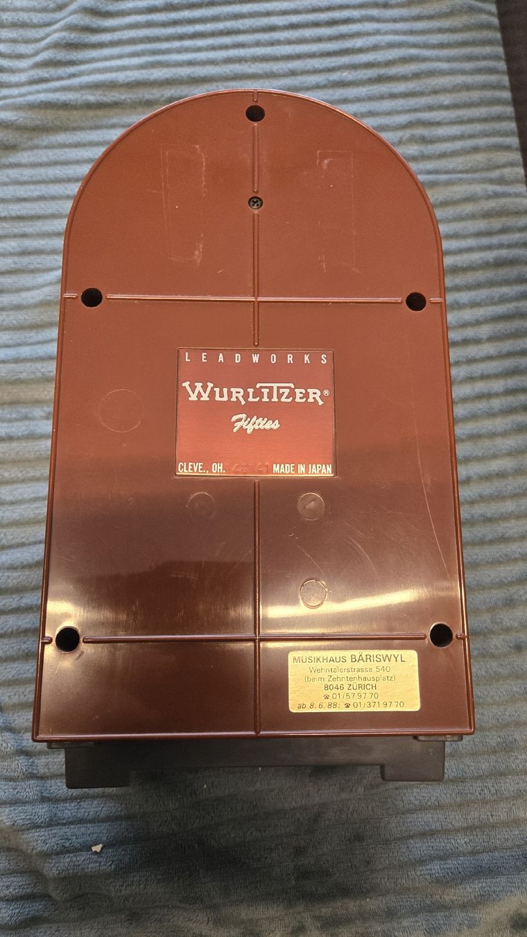 Jukebox: Kleines Jukebox Modell mit 5 Mini-Kassetten  – D'occasion à Uzwil par BrokiFloh 4