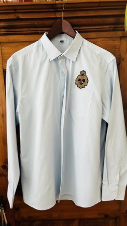 Elegantes Hemd mit Wappen, hellblau, Grösse 44