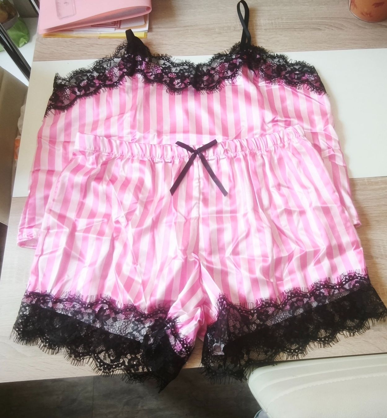 Negligees & Pyjamas: PYJAMA SATIN – Gebraucht aus Mervelier von ZORHA
