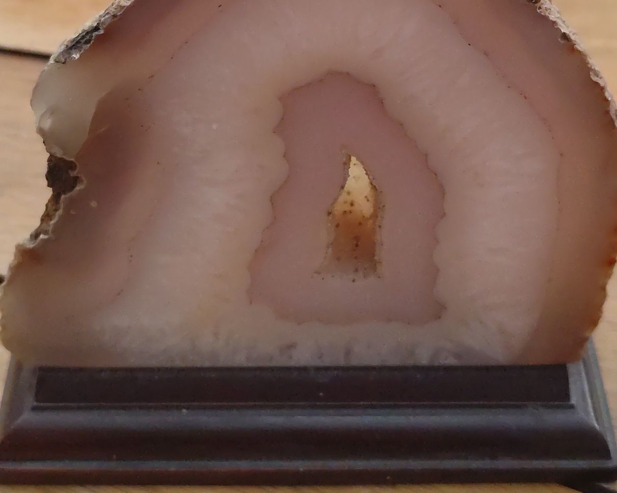 Mineralien & Heilsteine: Geode Stein mit Ständer guter Zustand – Gebraucht aus Basel von lio_8ylm