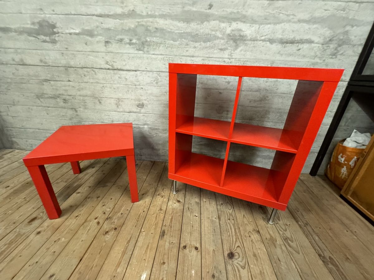 Set di tavolo e panche: Rotes Möbelset: Tisch und Regal – Usato da Münchenstein venduto da Eclipse6 2
