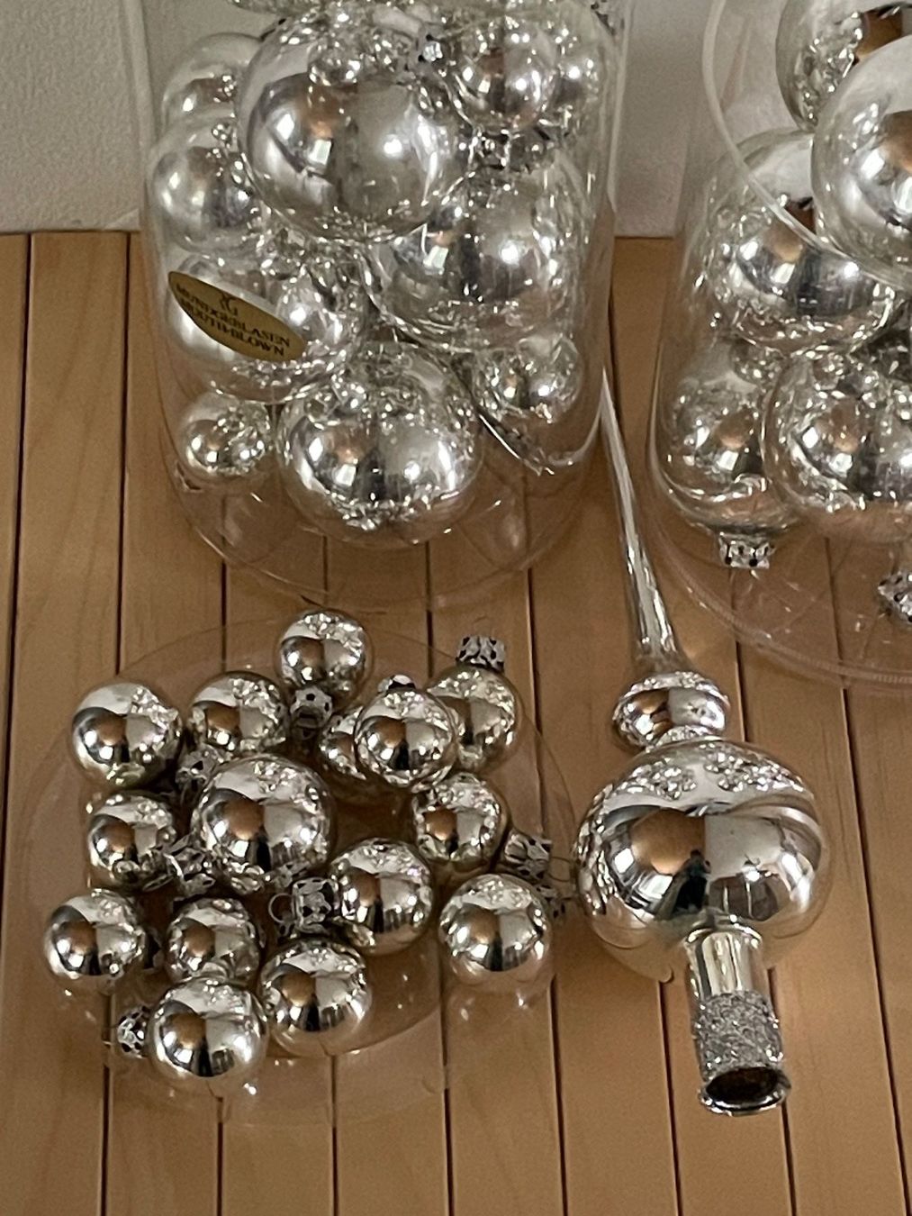 Alle Dekorationen: Weihnachtskugeln, silber-glanz, div. Grössen, m. Spitze u.Tu – Gebraucht aus Cham von 2eye 2