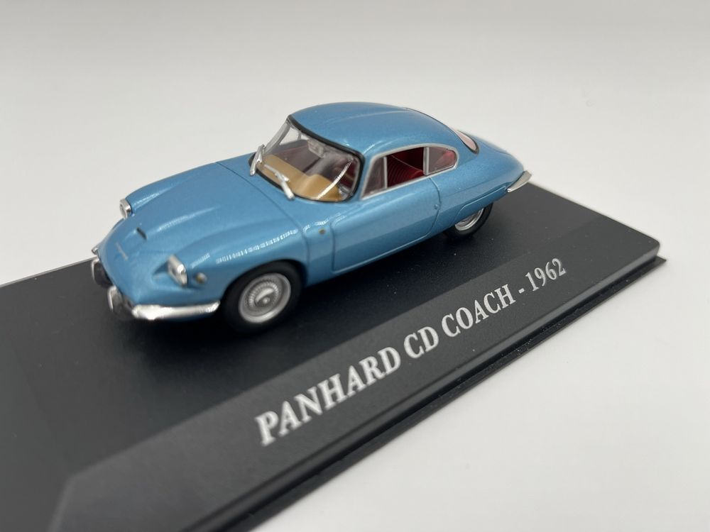 Automobile Panhard PL 17 en miniature auto horloge | AUTO HORLOGE