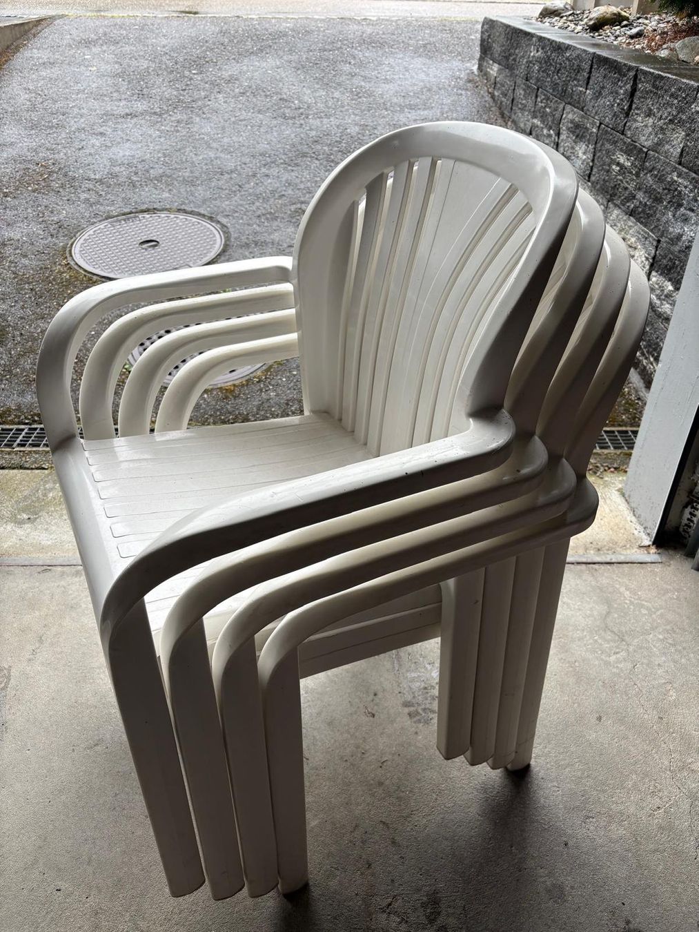 Tischset: Tisch oval mit 4 Stühlen – Gebraucht aus Büetigen von Lupo06 2