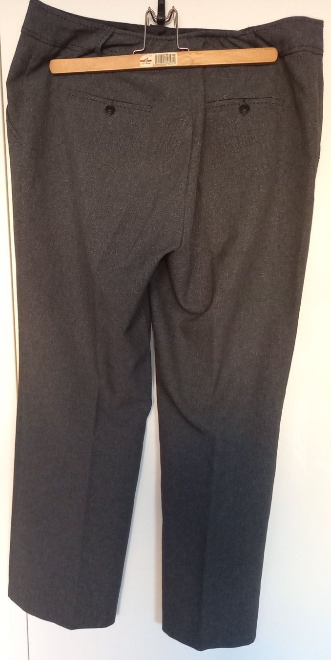 Pantaloni: Pantalon gris T46 – Usato da Genève venduto da cle_vk5j 1