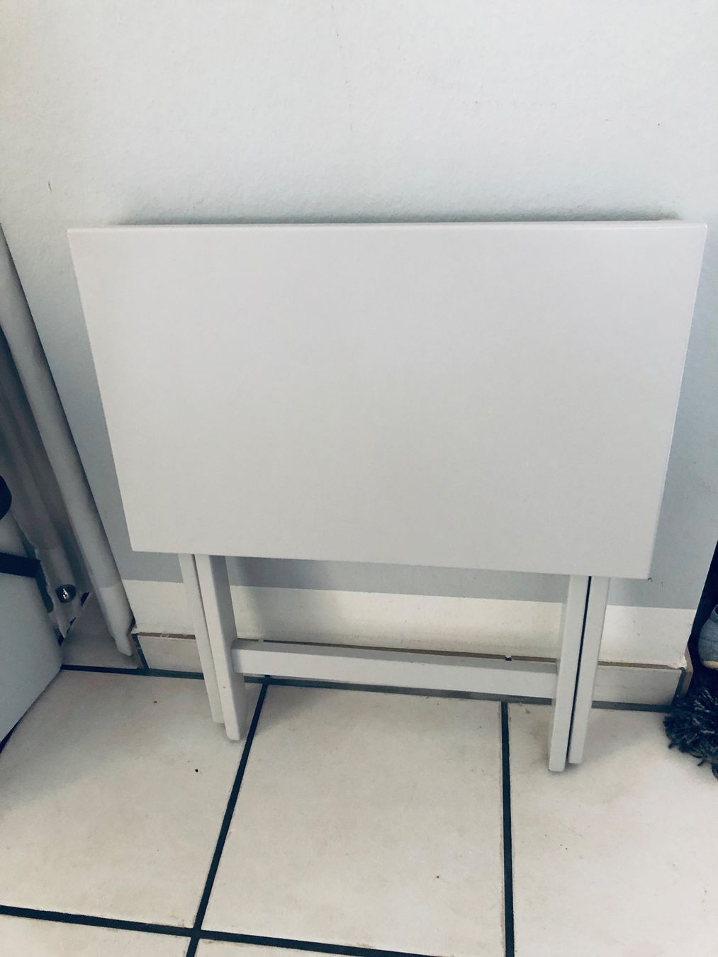 Ikea Tavoli: Schöner, kleiner, hellgrauer Klapptisch mit Tablett. – Usato da Arlesheim venduto da leyRum4.5 3