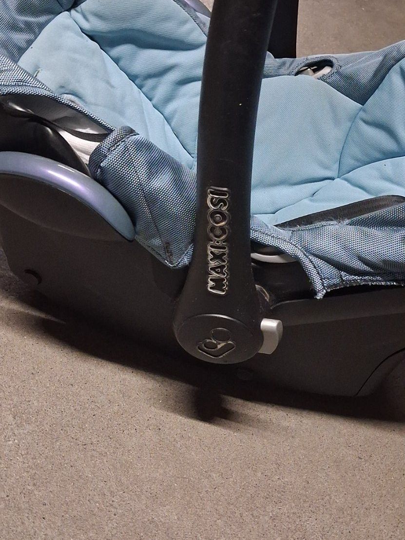 Maxi-Cosi Porte-bébés ventraux & dorsaux: Maxi Cosi Babyschale blau – D'occasion à Bern par KavIndustries 2