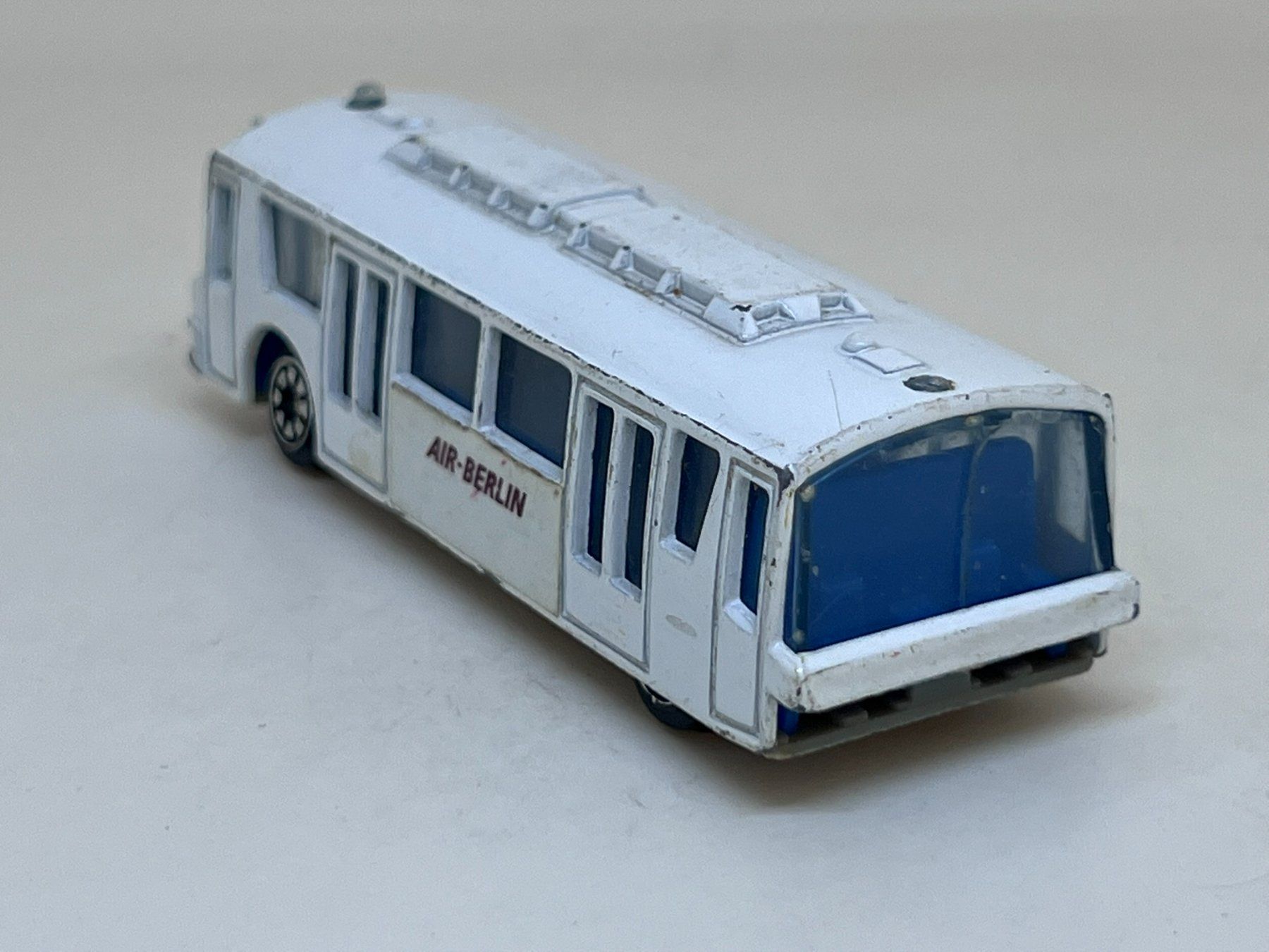 Welly Modellautos: Welly Flughafen Shuttle #330 – Gebraucht aus Wildegg von LaaBoutique 2