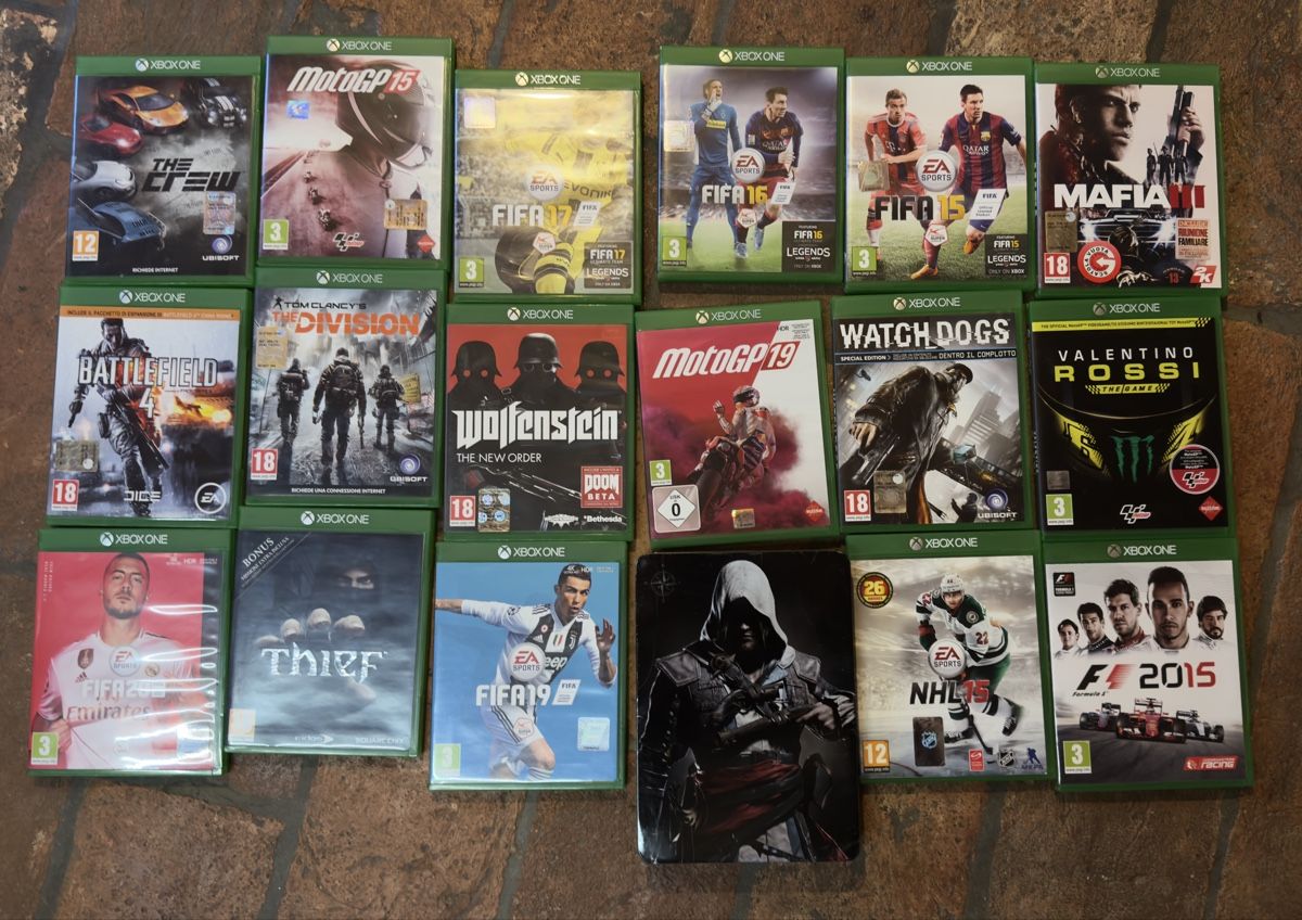 Microsoft Console: Xbox One + 19 giochi e chitarra – Usato da Arzo venduto da Jim_Boe13 2