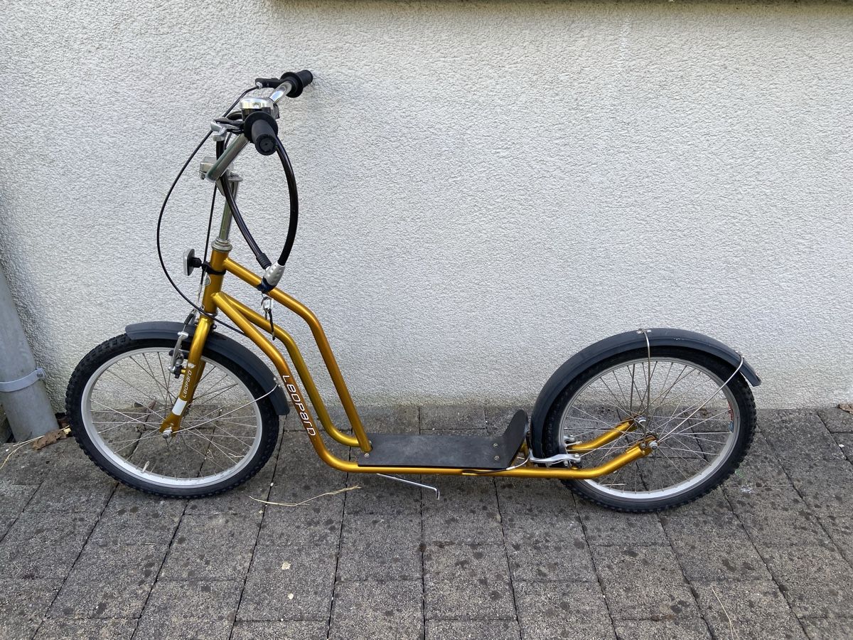 Leopard Kickboard: Goldener Leopard Trottinett-Roller (fast neu!) – Usato da Winterthur venduto da hollandia
