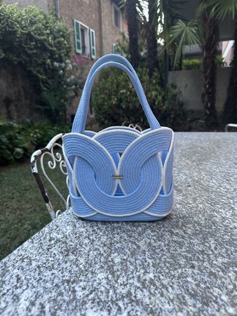 Borsa piccola blu con corda bianca nuova