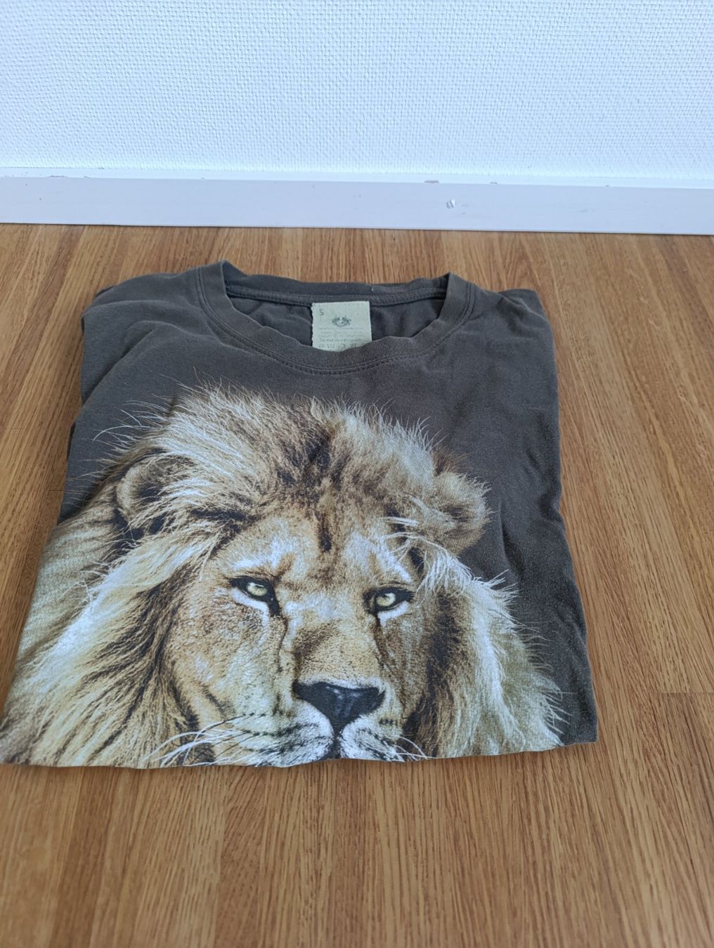 Camicie, T-shirt & Polo: Löwendruck Shirt – Nuovo (secondo la descrizione) da Horgen venduto da bea_j25f 1