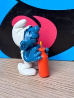Schlumpf mit oranger Flasche, gelber Strohhalm