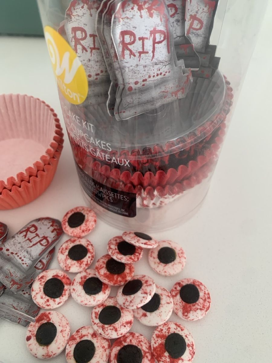 Alle Dekorationen: Wilton Halloween Cupcake Kit Candy Eyeballs, Cookie Cutter – Neu und originalverpackt aus Immensee von vgitter 7