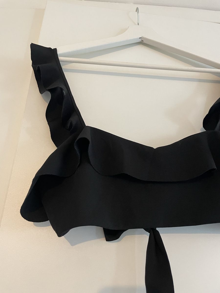 Zara Top: Black crop top – Nuovo (secondo la descrizione) da Roche VD venduto da closetcleanse 2