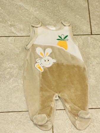 Baby Strampler mit Hasen Motiv beige Grösse 50 gut
