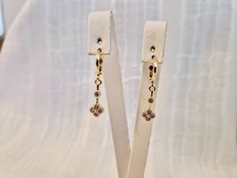 Elegante goldene Ohrringe mit Zirkonia Steinen -