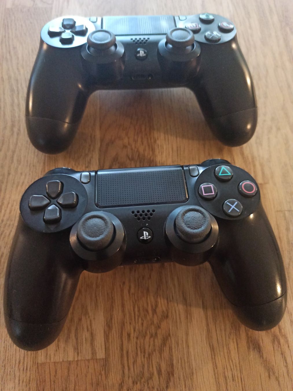 Manettes: 2 x Original Controller Sony PS4 Wireless DualShock 4 V2 – D'occasion à Oberweningen par mar_87mx 1