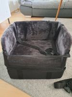 Sicherer Hundeautositz für die lange Reise mit Koffer unten.