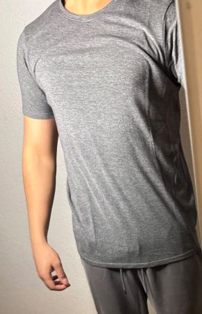 Grauer Shirt