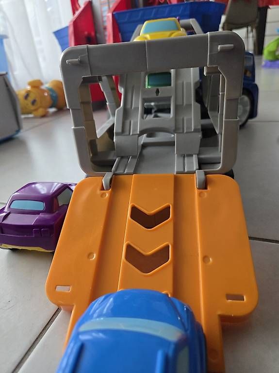 Jouets: Lastwagen mit 6 Autos  – D'occasion à Muhen par jasmiin91 2