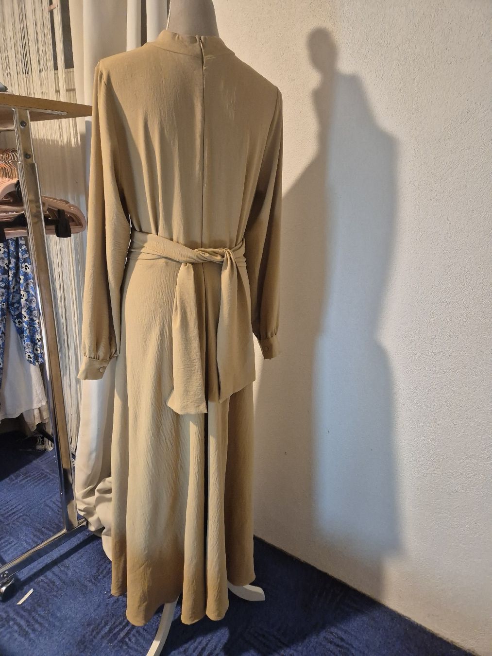 Vestiti: Kleid lang beige mit Bindegürtel, gebrauchter Zustand – Usato da Zürich venduto da Drago670 4