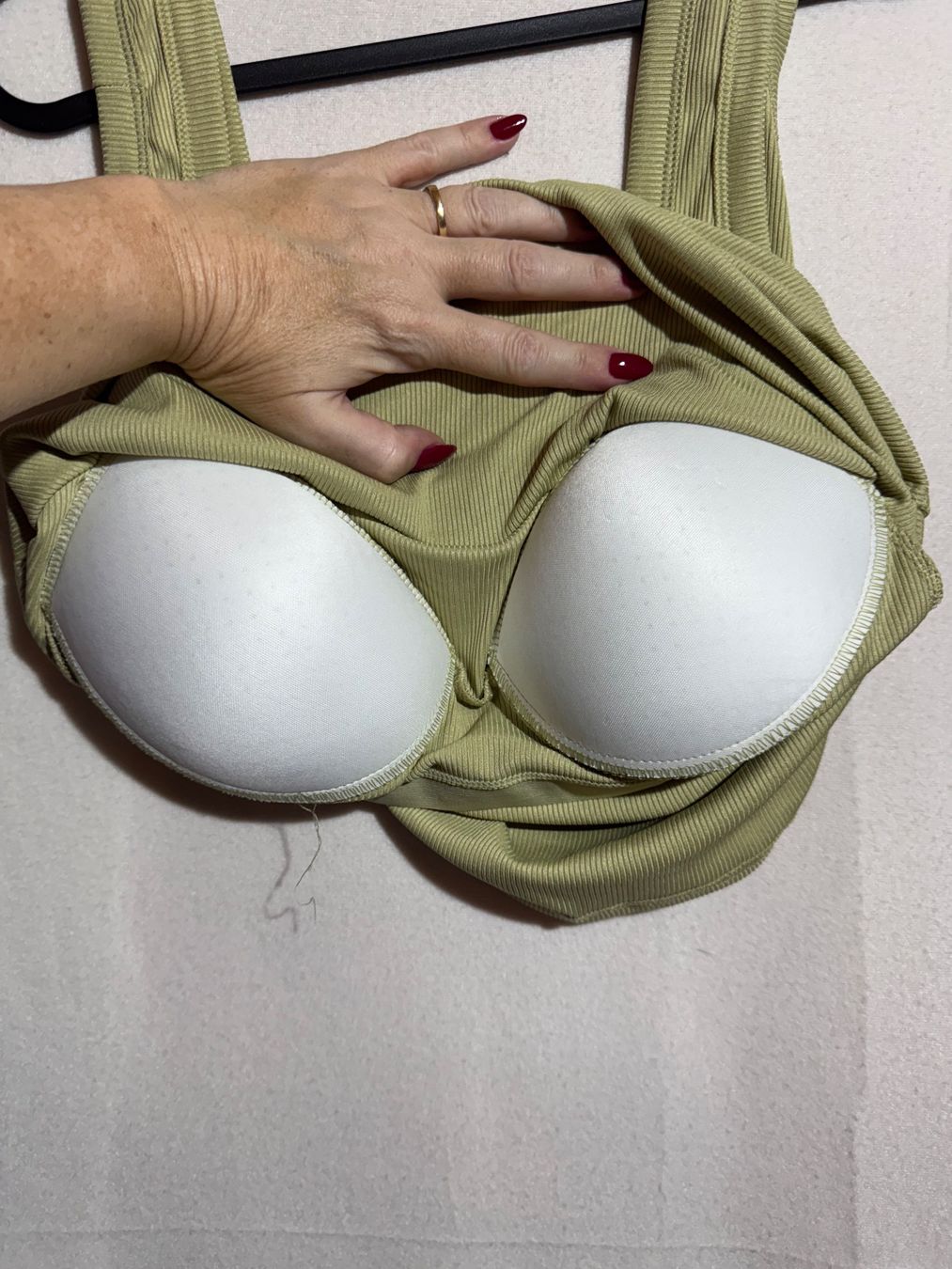 Tops: Grünes Basic mit Cups Gr. L – Neuf (Voir description) à Grosswangen par SALE_SALE_SALE 3