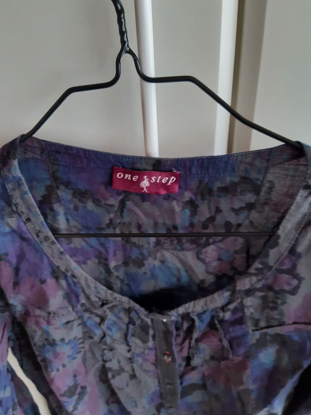 Top: ONE STEP - Tunique bleu nuit à motifs – Usato da Cressier - NE venduto da bloomydays 2