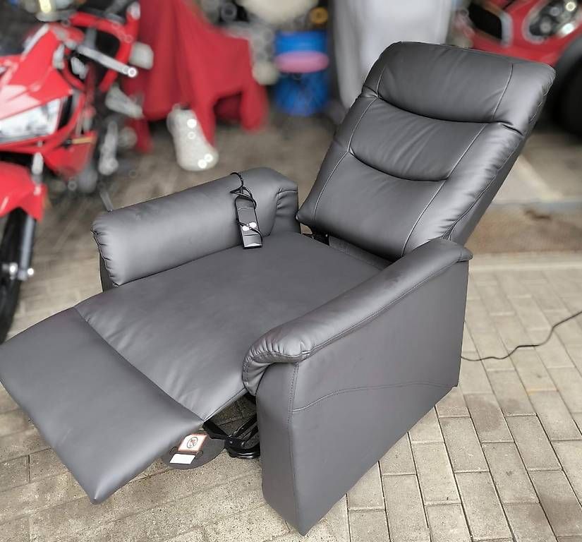 Conforama Poltrone: Relaxsessel elektrisch 2.5 Jährig – Usato da Boswil venduto da florida12