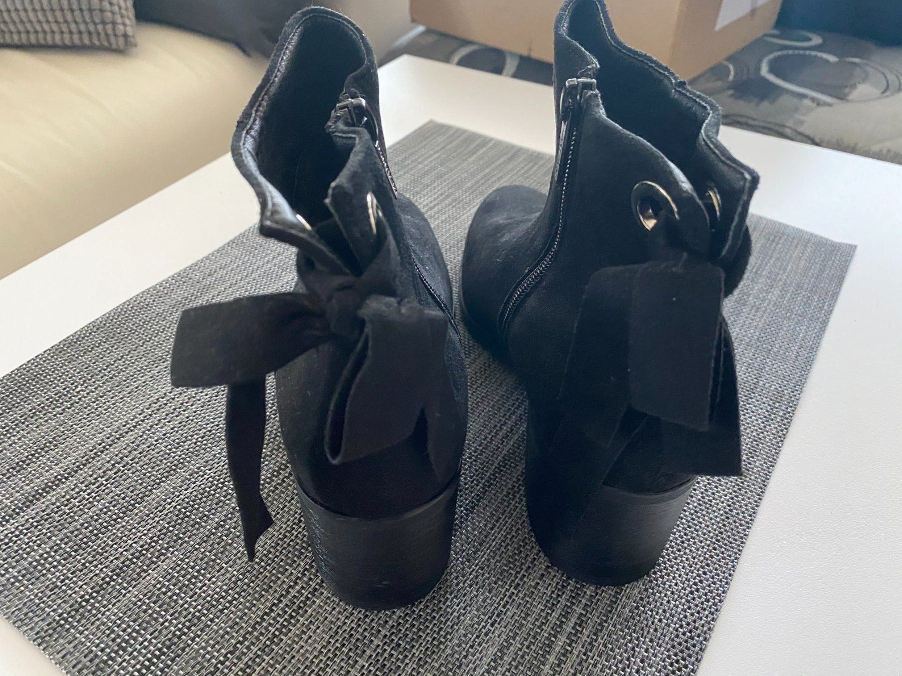 Damenschuhe: SCHWARZE STIEFELETTEN MIT REISSVERSHLUSS – Neu (gemäss Beschreibung) aus Hochdorf von Katja014