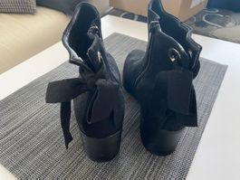 SCHWARZE STIEFELETTEN MIT REISSVERSHLUSS